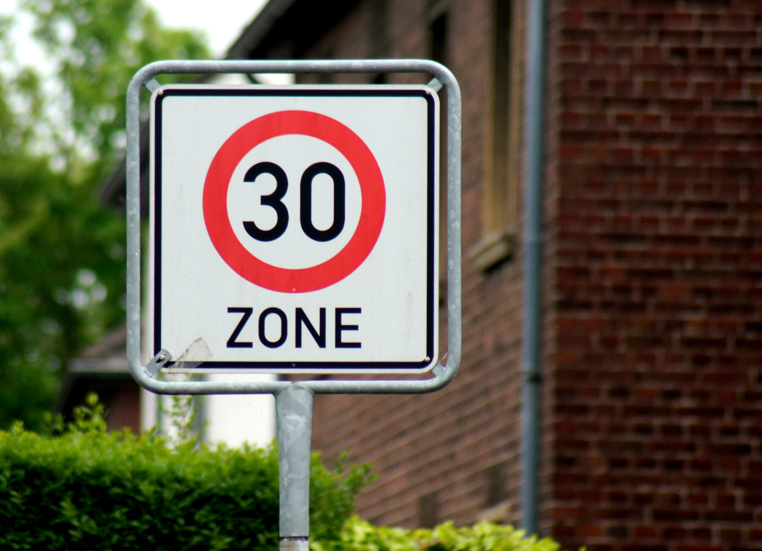 Im Korschenbroicher Stadtgebiet gibt es schon viele Tempo-30-Zonen. Doch die Verwaltung stößt bei ihrer Ausweisung immer wieder an rechtliche Grenzen.